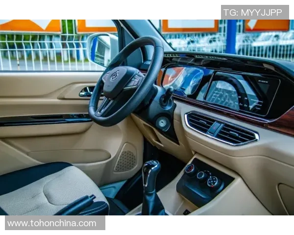 红色足球明星助力品牌崛起引领运动时尚新潮流 红色足球明星助力品牌崛起引领运动时尚新潮流