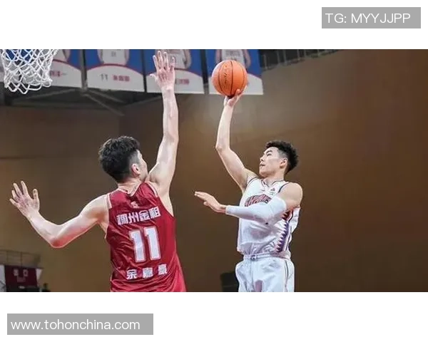武汉篮球队团队协作引发热议球迷对战术配合和球员表现展开激烈讨论